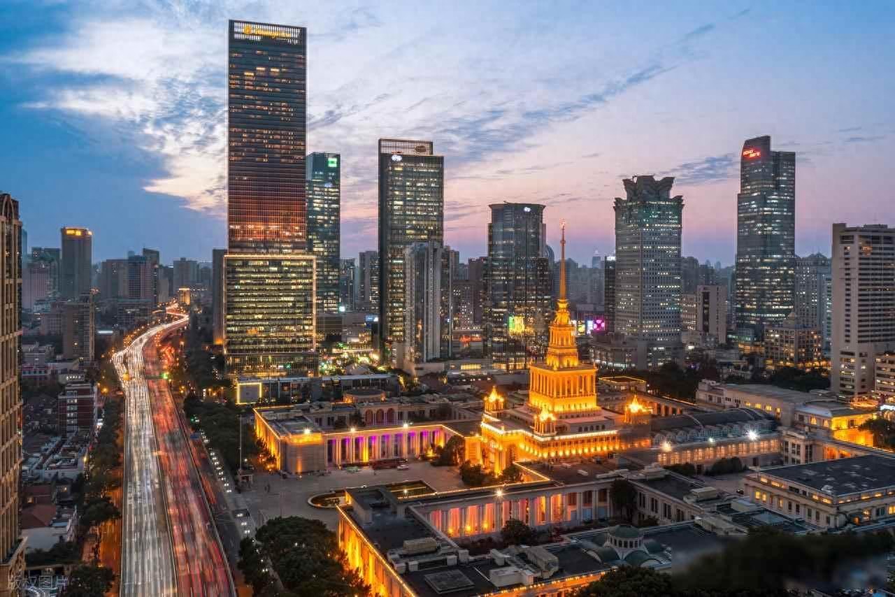 交警幫助老人繞行_限行_上海限行外地車政策