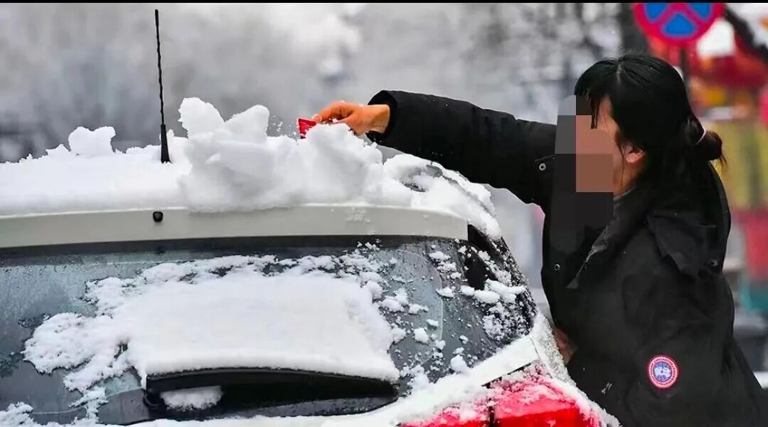 駕駛雪天車(chē)輛的安全技巧_駕車(chē)出行前的準(zhǔn)備_出行提示