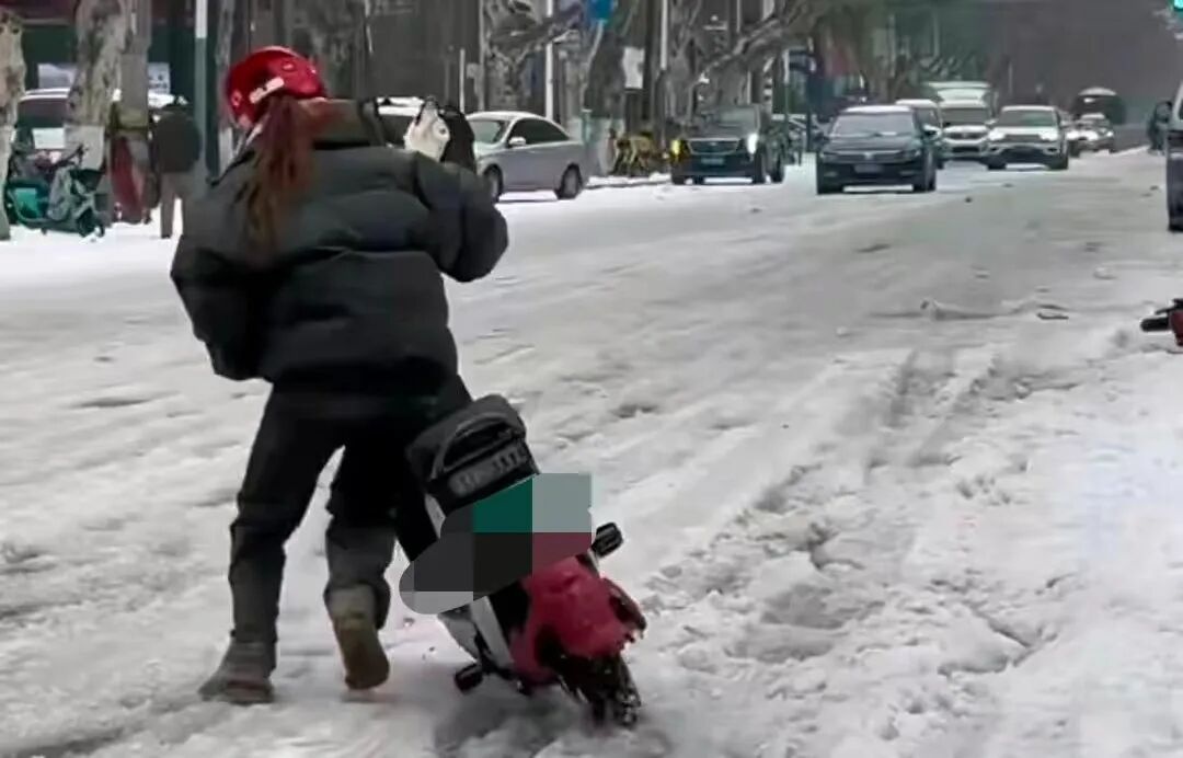 出行提示_駕駛過程中控制車速保持車距使用燈光謹慎轉(zhuǎn)彎避免超車_駕車出行清理車輛積雪檢查車燈剎車輪胎