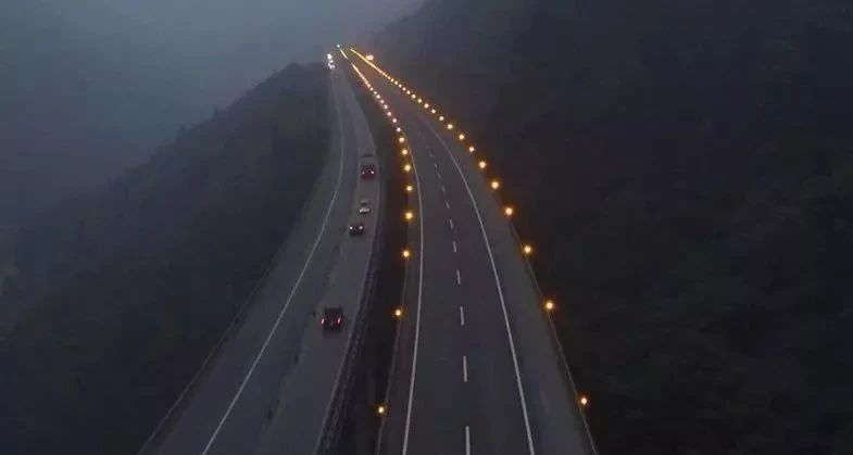 霧天行車安全常識(shí)_低能見(jiàn)度行車技巧_出行提示