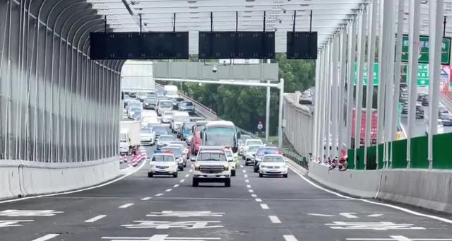 新能源車(chē)占比增長(zhǎng)_上海交通擁堵升級(jí)_限行