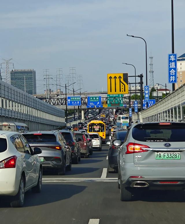 新能源車(chē)占比增長(zhǎng)_限行_上海交通擁堵升級(jí)