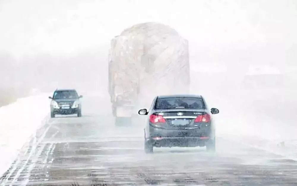 雪地行車安全技巧_降雪天氣開(kāi)車注意事項(xiàng)_出行提示