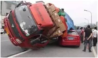 大風(fēng)天氣行車安全注意事項(xiàng)_出行提示_大風(fēng)天氣車輛行駛技巧