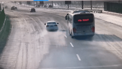 出行提示_冰雪路面行車注意事項(xiàng)_雨雪天安全駕駛技巧