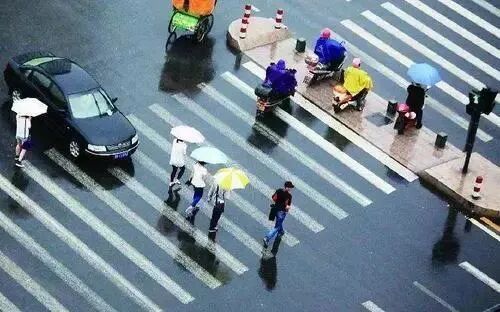 雨天行車安全提示_雨霧天氣安全駕駛指南_出行提示